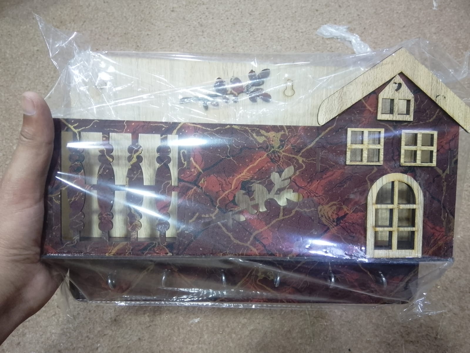 Decorative Wooden House Key Holder – Wall Mounted Key Organizer with 6 Hooks & Marble Finish Design - Image 2